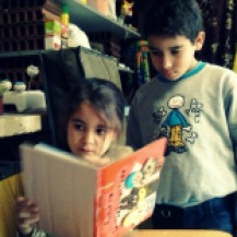 Crianças visitam o ateliê no Ponto de Cultura Quilombo do Sopapo. Aprovaram a proposta dos livros cartoneros. Elas são nosso controle de qualidade por excelência!